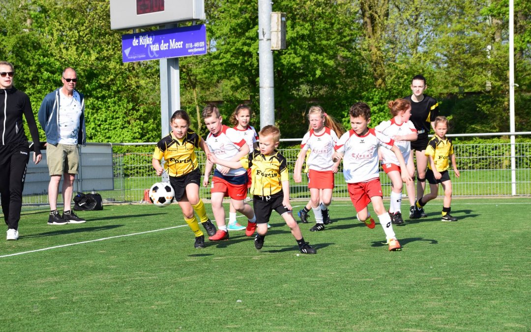 Van de bestuurstafel; de 100.000 euro-vraag, nieuwe site, sportdagen, feest, uitbreiding De Belt en meer