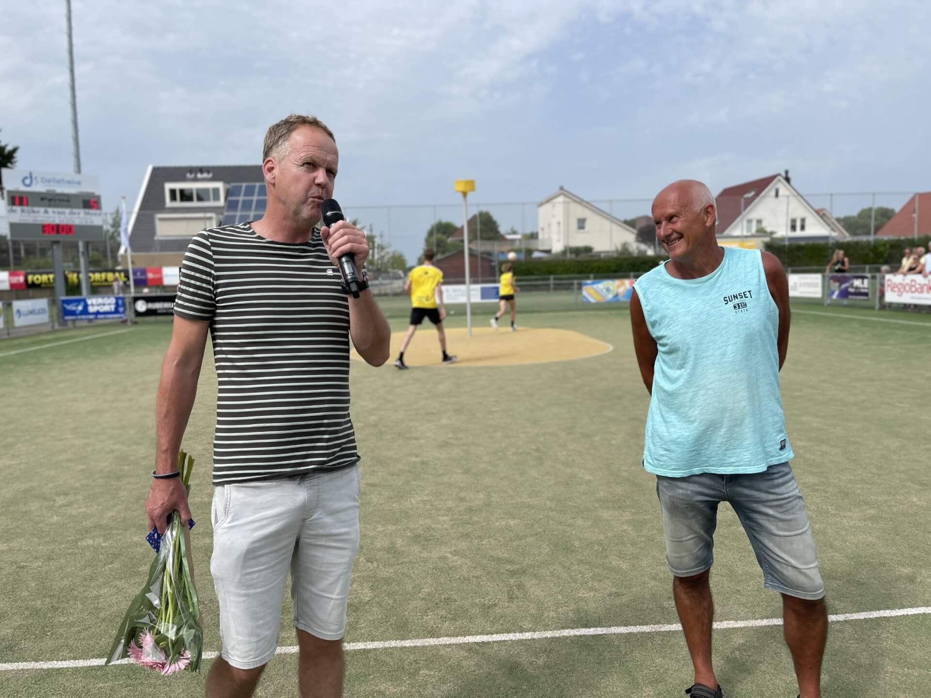 AnyConv.com__IMG_5232 Aarnout Crucq wordt bedankt door Jacco de Meij voor jarenlang scheidrechter