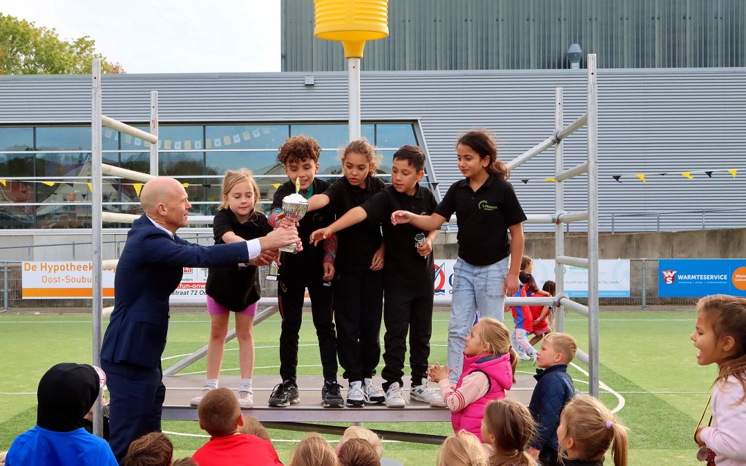 🎉 Mozaïek 1 en Parelburcht 3 winnen het Fortis Jumbo De Boeck Schoolkorfbaltoernooi 2025! 🎉